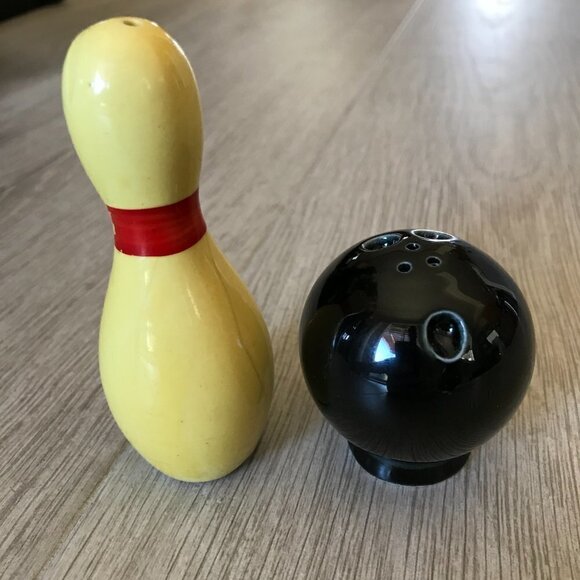 Napco Salt and Pepper Shakers Made in Japan Bowling Ball and Yellow Pin Vintage - Picture 1 of 14